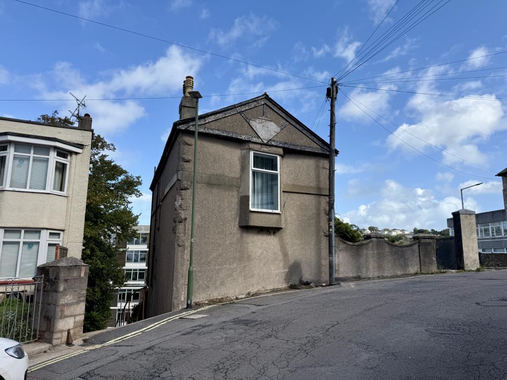 Lot: 171 - RESIDENTIAL INVESTMENT WITH FURTHER POTENTIAL - Road side to property